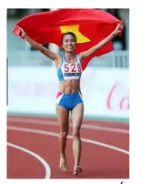 Câu 35: Sử dụng các thông tin sau cho Câu 1 và Câu 2: Trong một cuộc tập luyện chạy Marathon, người ta ước tính “nữ hoàng chân đất” Phạm Thị Bình của Việt Nam (hình bên) tiêu tốn khoảng $E = 2,52.10^6 calo$ (cal). Giả sử có 40% năng lượngtiêu tốn được dùng cho vận động, phần năng lượng còn lại chuyển thành nhiệt thải ra ngoài nhờ sự bay hơi của nước qua hô hấp và da để giữ cho nhiệt độ cơ thể của cô không đổi. Coi nhiệt độ cơ thể của cô không đổi và nhiệt hoá hơi riêng của nước ở nhiệt độ của cơ thể của cô là $L= 2,4.10^6 l/kg$. Lấy 1 cal = 4,18 J. Khối lượng riêng của nước là $D = 1,0.10^3 kg/m^3$. Câu 1: Phần năng lượng chuyển thành nhiệt cho cuộc tập luyện này là $x.10^6 J$. Tìm x (làm tròn kết quả đến chữ số hàng phần trăm).